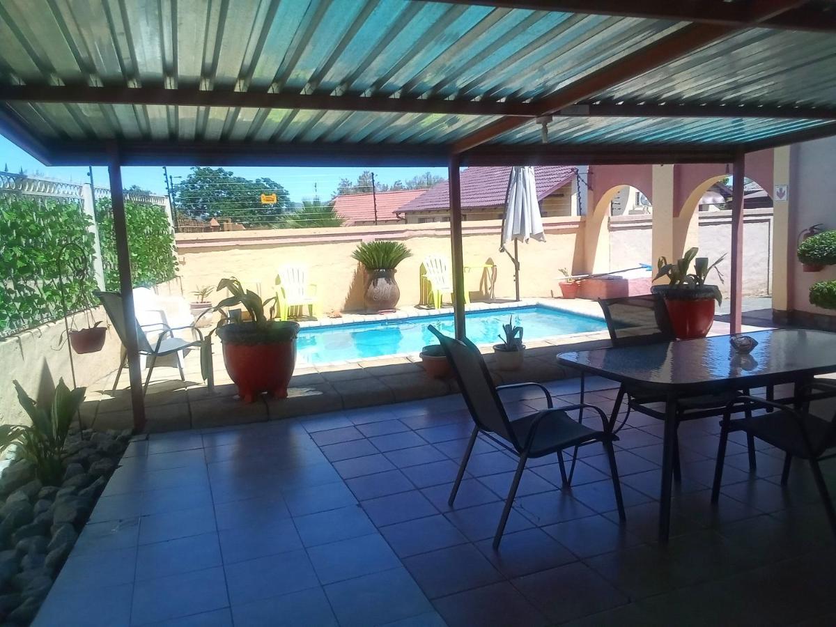 Joezebel Guesthouse Mogwase Экстерьер фото